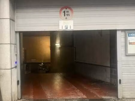 5 emplacements auto - 1 emplacement moto