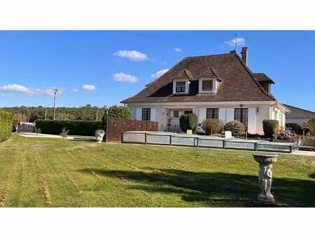 maison familiale à dordogne avec piscine et jardin