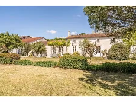 wine estate north of the médoc - well maintained - charming girondine - top-quality farm b