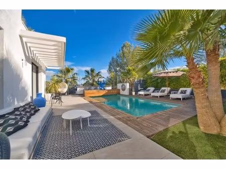 230 m² californian-style villa with id 3486471405
