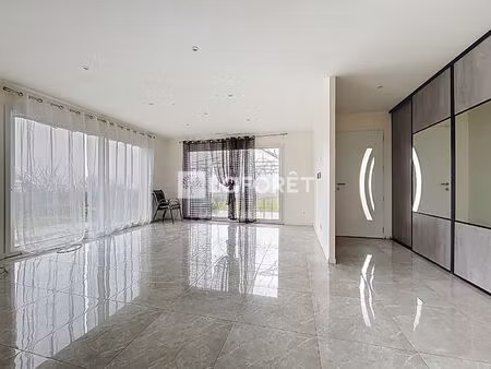 maison récente de plain-pied  4 chambres  terrain clôturé