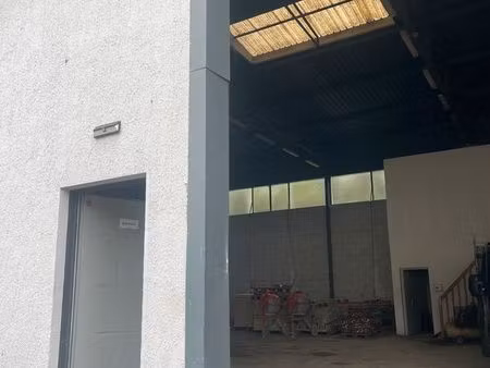 entrepôt a louer de 348m² ( possibilité de dévisser l'entrepôt 100 m² et 248 m² )