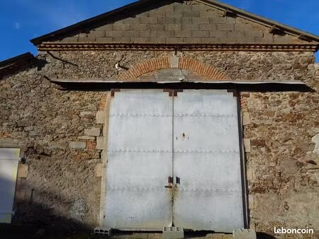 grand local de stockage de 150m2