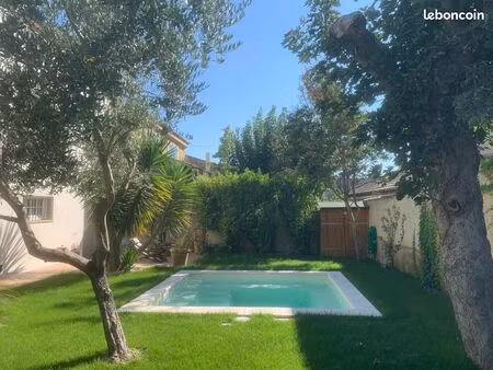 villa meublée avec piscine avec bel extérieur