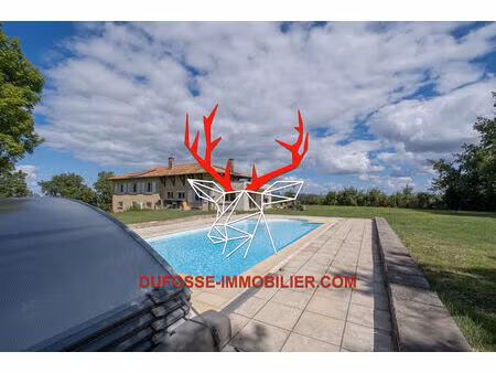 maison spacieuse à vendre à lentilly avec piscine et tennis