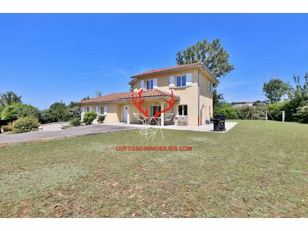 roche  maison d'architecte de 164m2 édifiée sur un terrain de 1447m2 .