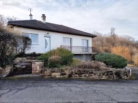 maison individuelle de plein pied  sur sous sol semi-enterré  dans une impasse au calme à 