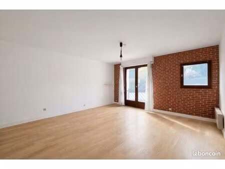 grand studio meublé de 30 m2