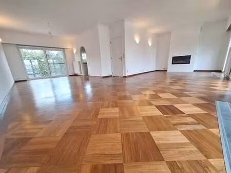 à proximité de la bsb et de l'ecole allemande.