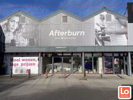 winkel/handelsruimte te huur aan het winkelcomplex bowlin...