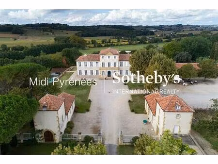 beau château xviii sur 70 hectares avec plans d'eau et 3.5 ha de