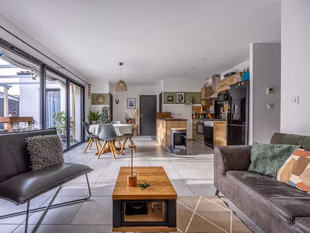 maison récente  de plain pied  jardin.