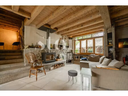 propriété rénovée de 350m² comprenant 3 logements séparés.