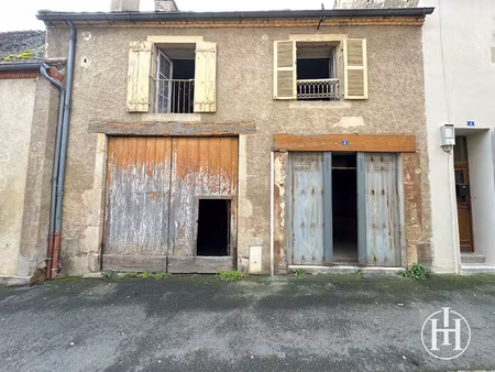 à saisir : maison de bourg à rénover potentiel locatif -