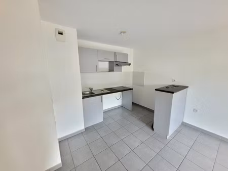 t3- terrasse- 2 parkings - proches commodites