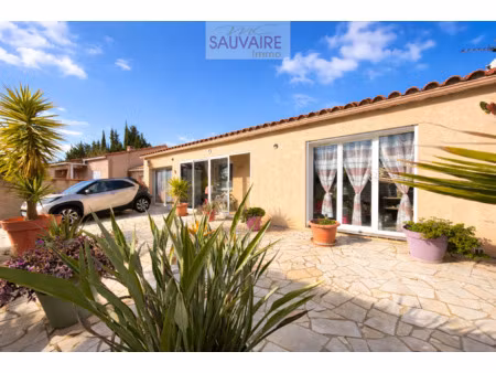 villa de plain-pied avec véranda et jardin