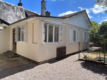 un ensemble privé  sans aucune copropriété  comprenant 3 log