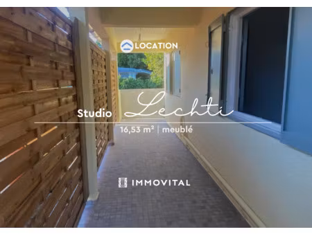 a louer : studio mitoyen meublé avec cour et terrasse couver