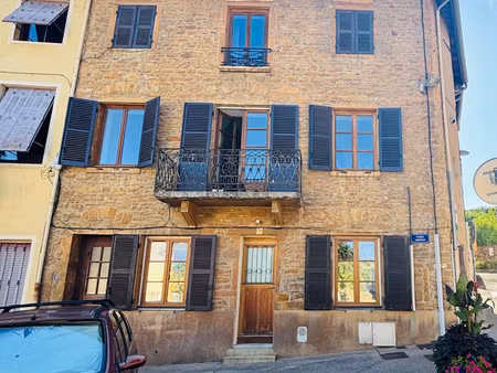 f2 immeuble en pierre avec balcon