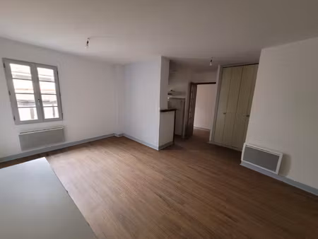 dans ancien hôtel particulier  proche de la cathédrale  vene