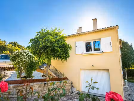villa plain pied de 3 pièces  rénovée avec soin avec garage sur grand terrain