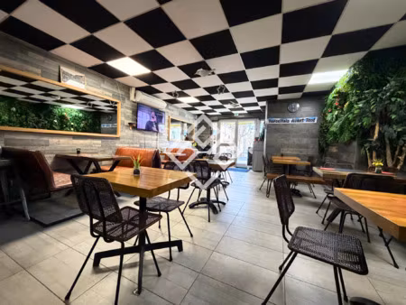 fonds de commerce avec terrasse et fort passage