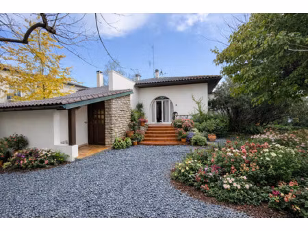 centre bourg de cambo-les-bains - maison de charme de plain pied  jardin