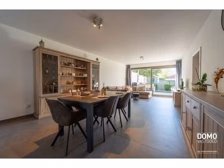 ruim gelijkvloers appartement met 2 slaapkamers  terras en parkeergelegenheid te hasselt (