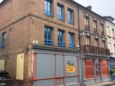 un ensemble immobilier comprenant : - au rez-de-chaussée : u