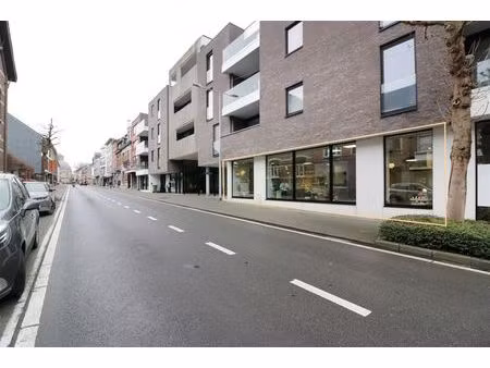 handelszaak met grote zichtbaarheid te midden van centrum