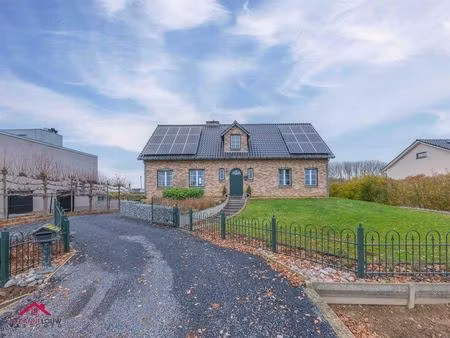 verrassend ruime en gezellige  instapklare vrijstaande woning met paardenstal