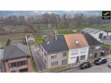 halfopen bebouwing met 4 slaapkamers  zuidgerichte tuin en landelijk uitzicht in sint-laur