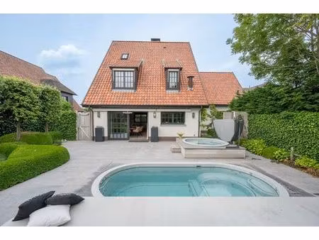 hedendaagse alleenstaande villa gelegen in een rustige omgeving te knokke.