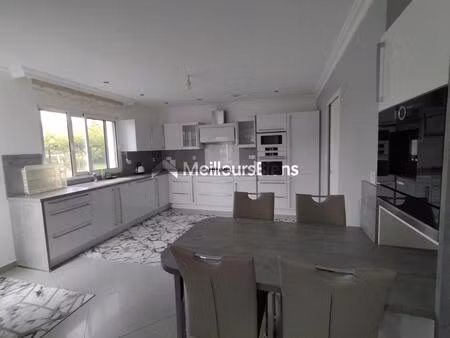 “élégance et confort dans cette magnifique maison de 125 m² avec 3 chambres et garage”