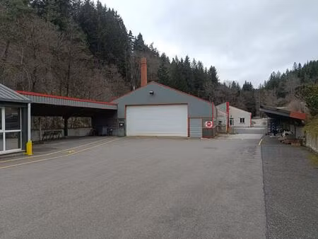 43220 dunieres - locaux d'activité comprenant des bureaux  un bâtiment industriel et des l