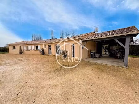 saint-pierre-d'eyraud : maison de plain-pied 7 pièces de 199m² avec gîte attenant