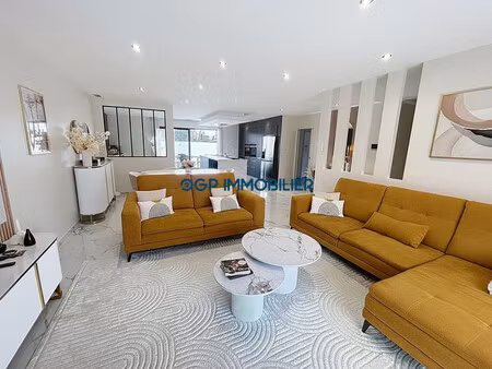 maison de plain pied avec piscine et pool house