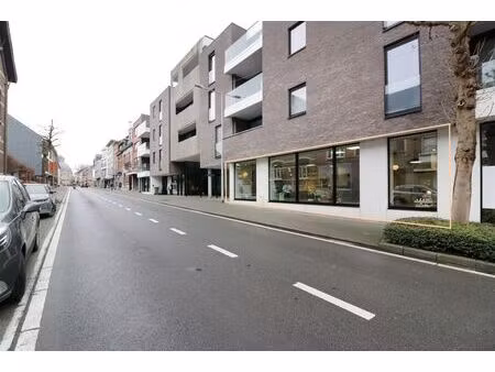 handelszaak met grote zichtbaarheid te midden van centrum