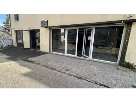 local commercial avec vitrine et extraction