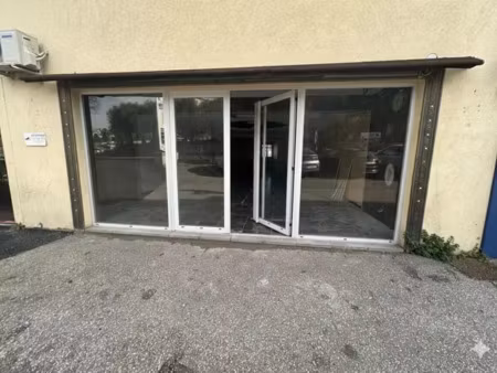 local commercial avec vitrine