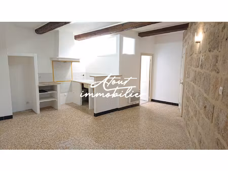 intramuros  sur les hauteurs du vieux village de le pouget 