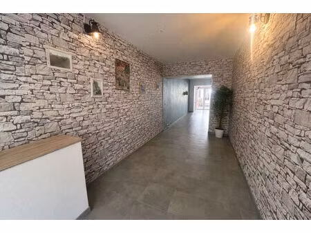 location local commercial 66m2 aigues-mortes 30220 - 1250 € - surface privée