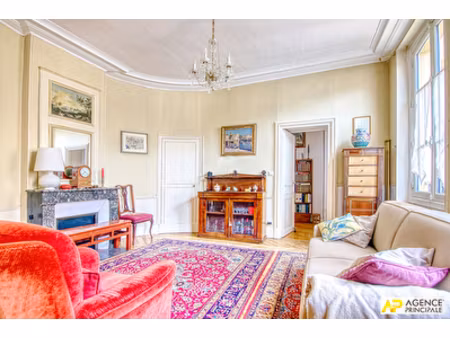 versailles saint-louis appartement 5 pièces 117.37 m² carrez situé au 1er étage d'un immeu