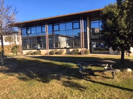 location local professionnel 526m²