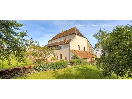 ancienne ferme de caractère proche de cluny  sur une parcelle de terrain de plus de 5 000.