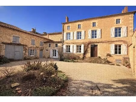 élégante maison de maître  vastes dépendances  jardin  proximité des commerces