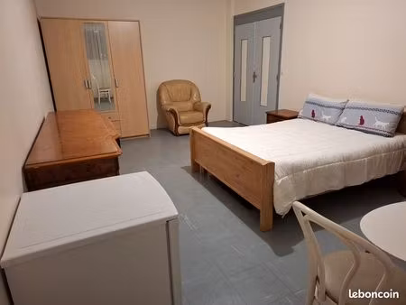 très grande chambre meublée