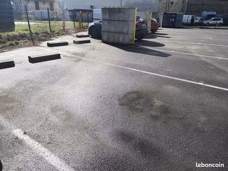 à louer – grandes places de parking sécurisées – accès immédiat rocade (sortie 20)