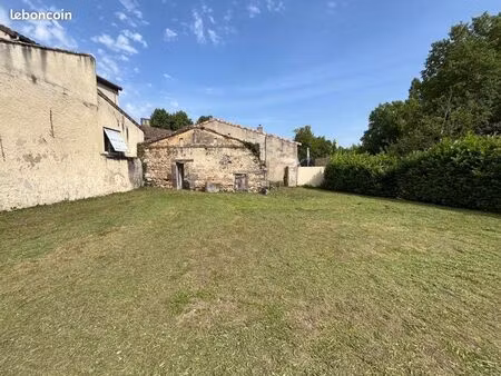 bâtiment au bord de l’eau