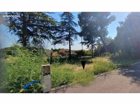 terrain viabilisé au centre du village